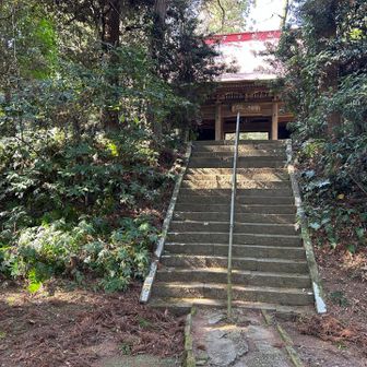 あと少しで仁王門です。

手前に大六天の石碑