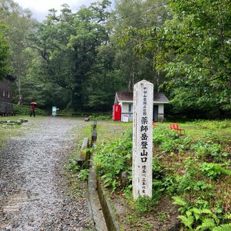 駐車場からすぐに登山口。さすが山岳観光が盛んな富山県。岐阜県も見習って欲しい。