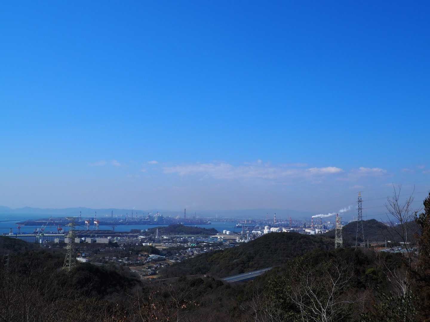 ルート上にベンチあり
そこには水島コンビナートの景色
工場好きの友達が喜びそう