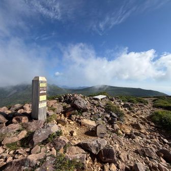1900m峰に到着。展望の良いベンチが2つ