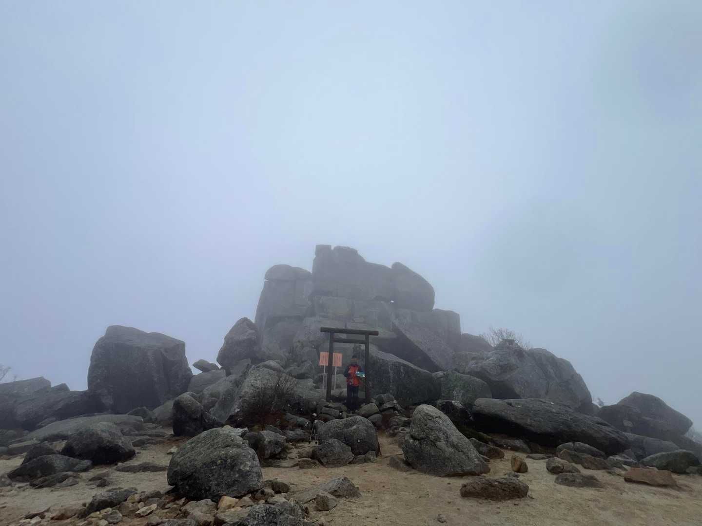 金峰山 | 神宿る巨石がそびえる奥秩父随一の霊山を、日本一高い車道峠からめざすの写真