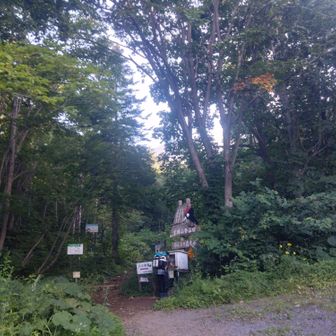 登山届けを記帳されてる方とこの後お話することになり、背負っているのはなんとポータブル冷蔵庫で中には冷え冷えのボディシート？が入っており、これから山頂で試供品として登山者に配るそうです！
ちなみにポータブル冷蔵庫の重さは約22kg!?