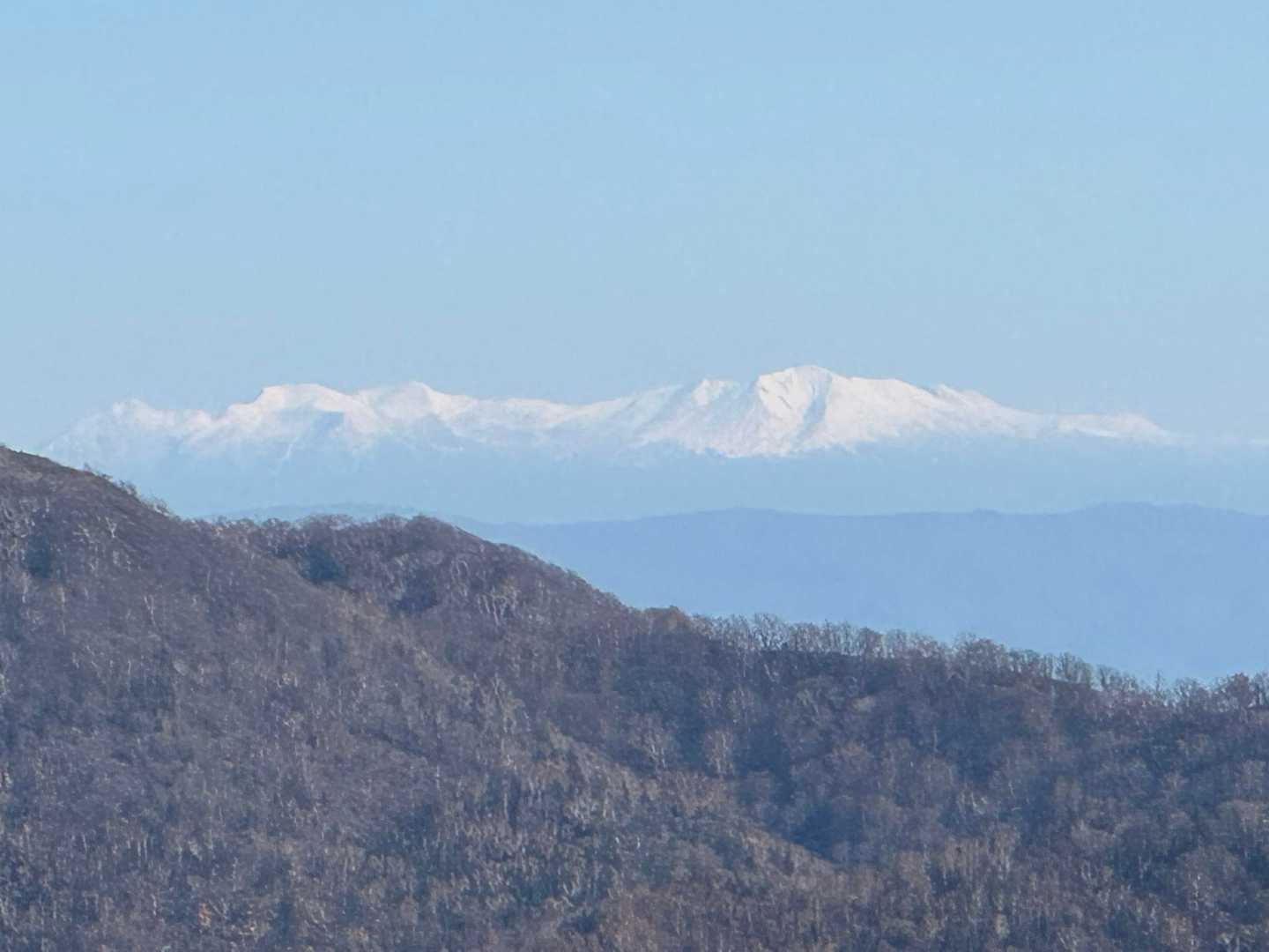 遠く、
旭岳方面の山々。
左側は、安足間？