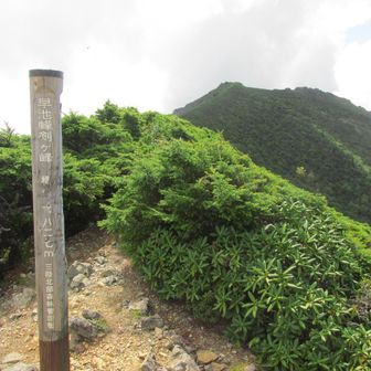 早池峰剣ヶ峰、後方は早池峰山