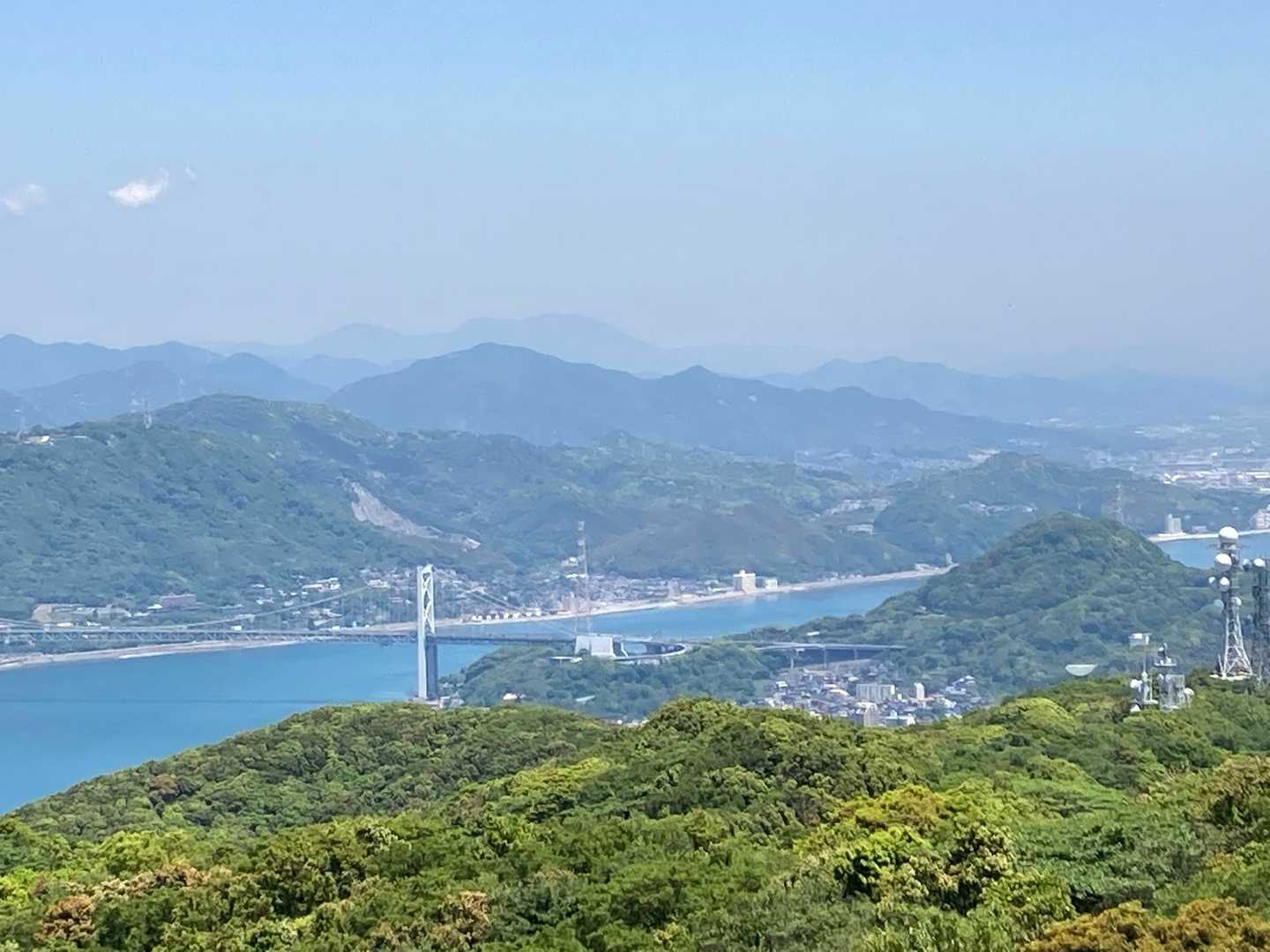 関門海峡にかかる大橋を見下ろす
今年は九州の四季を満喫だぁー🙌