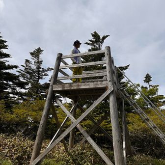 最高点を通過し山頂標識🪧の所まで来ると、、
登っても何も見えない展望台ﾁｰﾝ😑
心の目で見て欲しかったのか、、、、
避難小屋周辺でご飯🍙
ベンチ、トイレ（協力金）有り