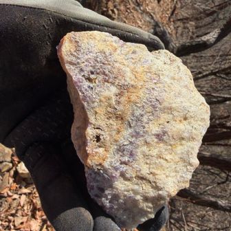 採掘跡には紫水晶が含まれた鉱石が転がってました