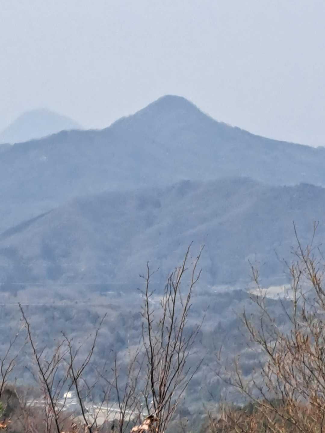 江畑登山口付近から綾歌三山の一座、猫山を遠望してみました。春霞で視界は良くありません🥶