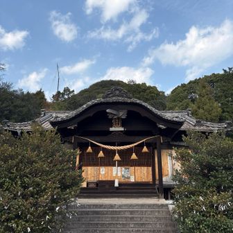 八幡神社
後ろの山が拝み山？