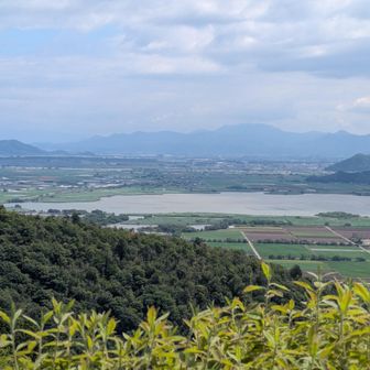八幡山山頂から、
西の湖と向こう側に霊仙山⛰️