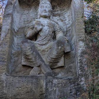 磨崖仏（まがいぶつ）やわらかい表情の弥勒菩薩様。ありがたや