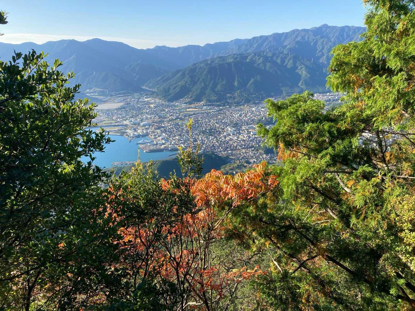 南コースから、紅葉🍁と尾鷲の街並み😊
