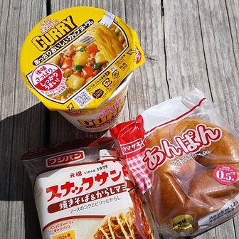誰もいない貸し切り休憩舎、風も無いので外のベンチで食事をして沢コースを戻ります