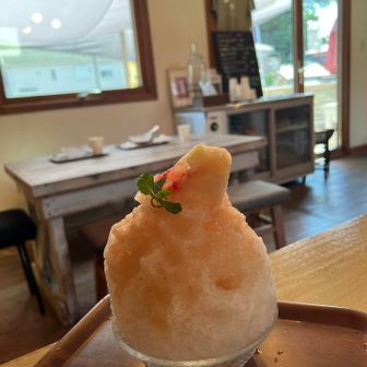 悩みに悩んで
桃のかき氷に決定！
氷は天然水🍧🥄
