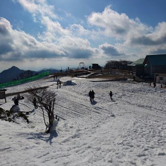 外国人の方も多く雪が珍しいみたいで　ワイワイされてました🍷