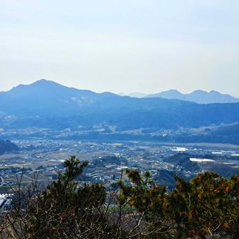 戸神山山頂より
子持山、小野子山、十二ヶ岳
