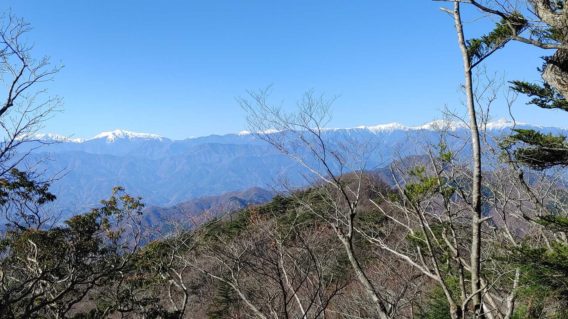 精進峠へ一旦戻り、登り返した最初のPeak附近から南アルプスを望みます。