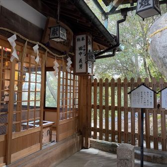 右手の巨石が織女石(たなばたせき)
左手が鎮宅霊符社。饒速日命を祀っています。