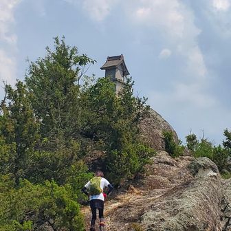 山頂のお宮に参ります
