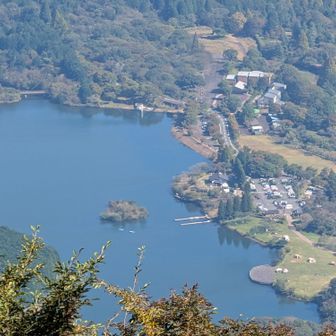 眼下に広がる田貫湖。朝霧高原の一角に位置する周囲約3.3kmの湖、ここが人工湖であったとは。