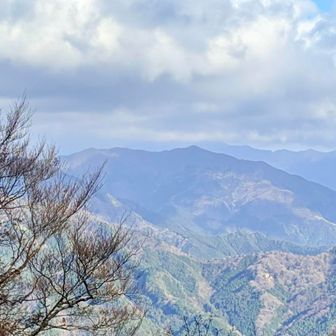 正面は石墨山ですね。石鎚山はご機嫌ナナメ😥