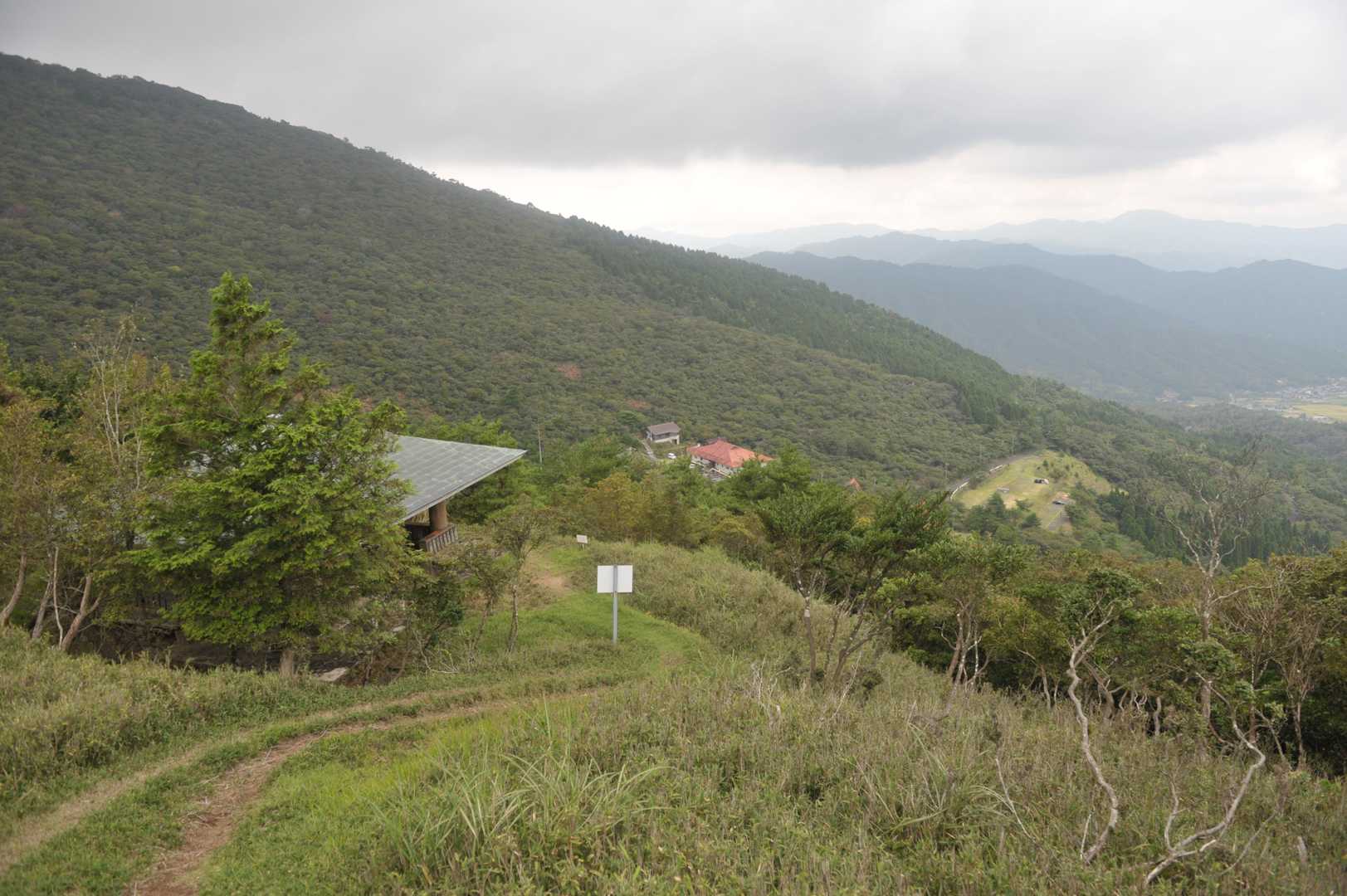 そして、何とか無事下山です。
画面中央、赤い屋根のところが登山口。右側に車を止めたキャンプ場が見えています。