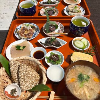 神様へお供えする食事を元にした"おさがり膳"
とても優しい味で美味しかったです。
お店の中も綺麗で静か、ゆっくり落ち着いて過ごせました😊
