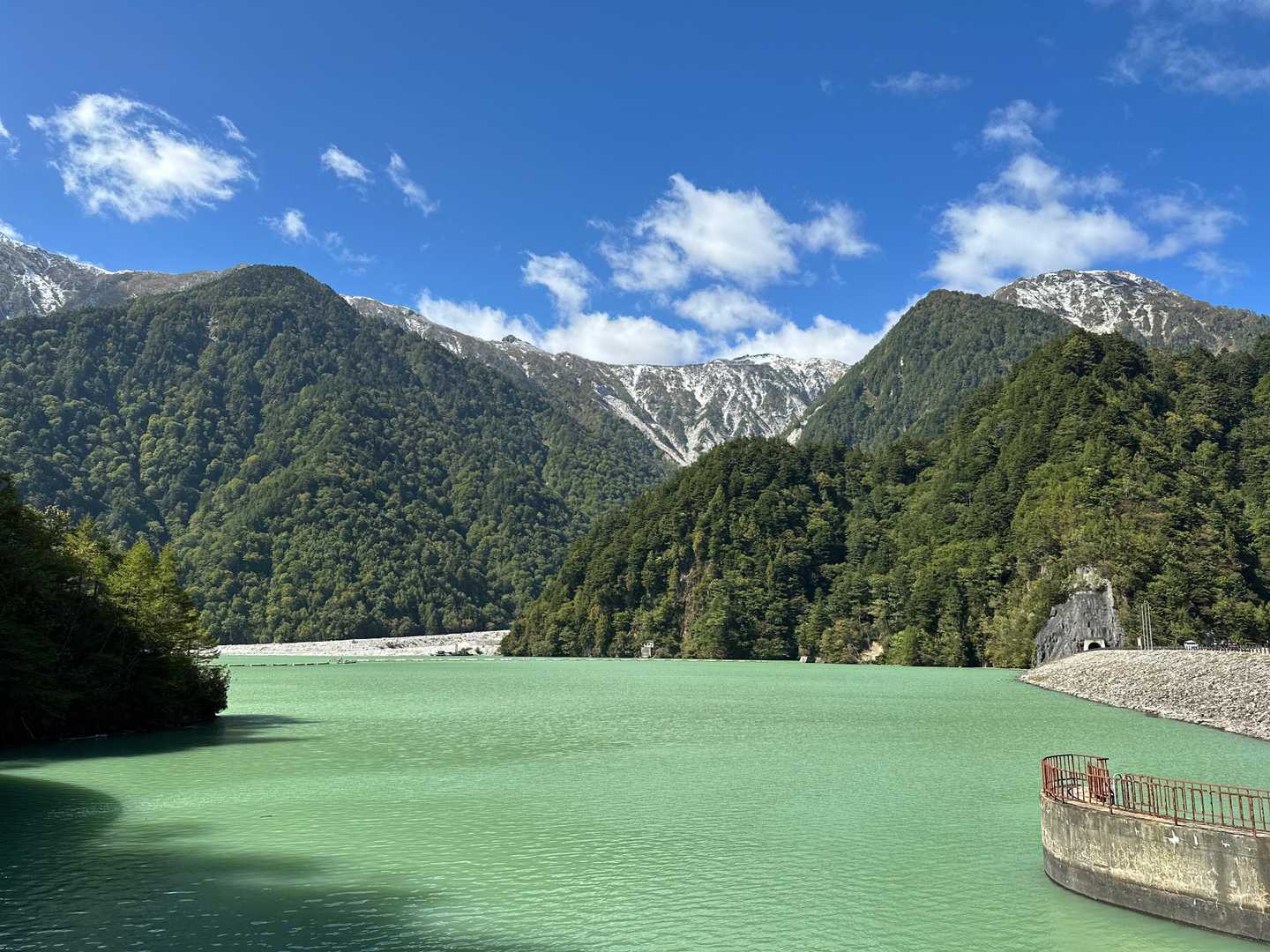 エメラルドグリーンのダム湖