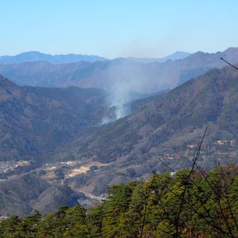 まだ燃えている