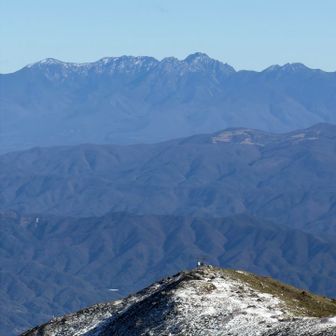 将綦ノ頭の向こうに南八ヶ岳