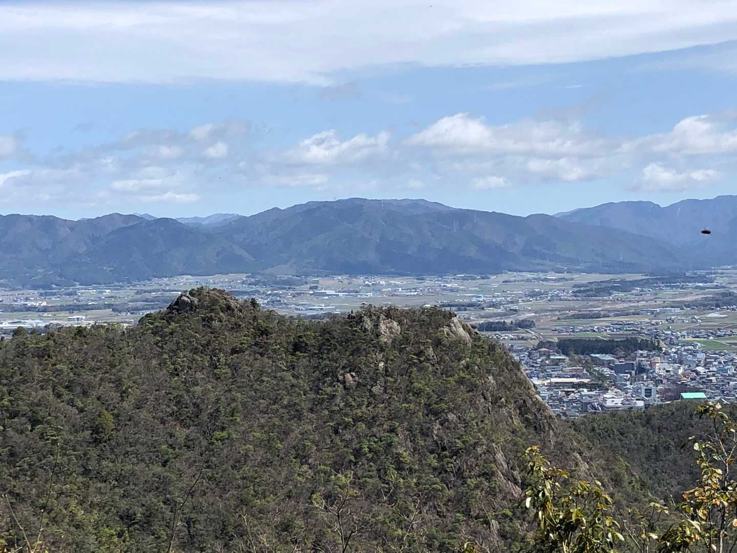 真下には太郎坊山が