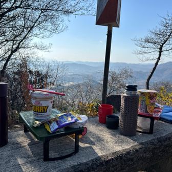 お昼ご飯！
暖かく(暑く)て🥵選択ミスのカップ麺😅