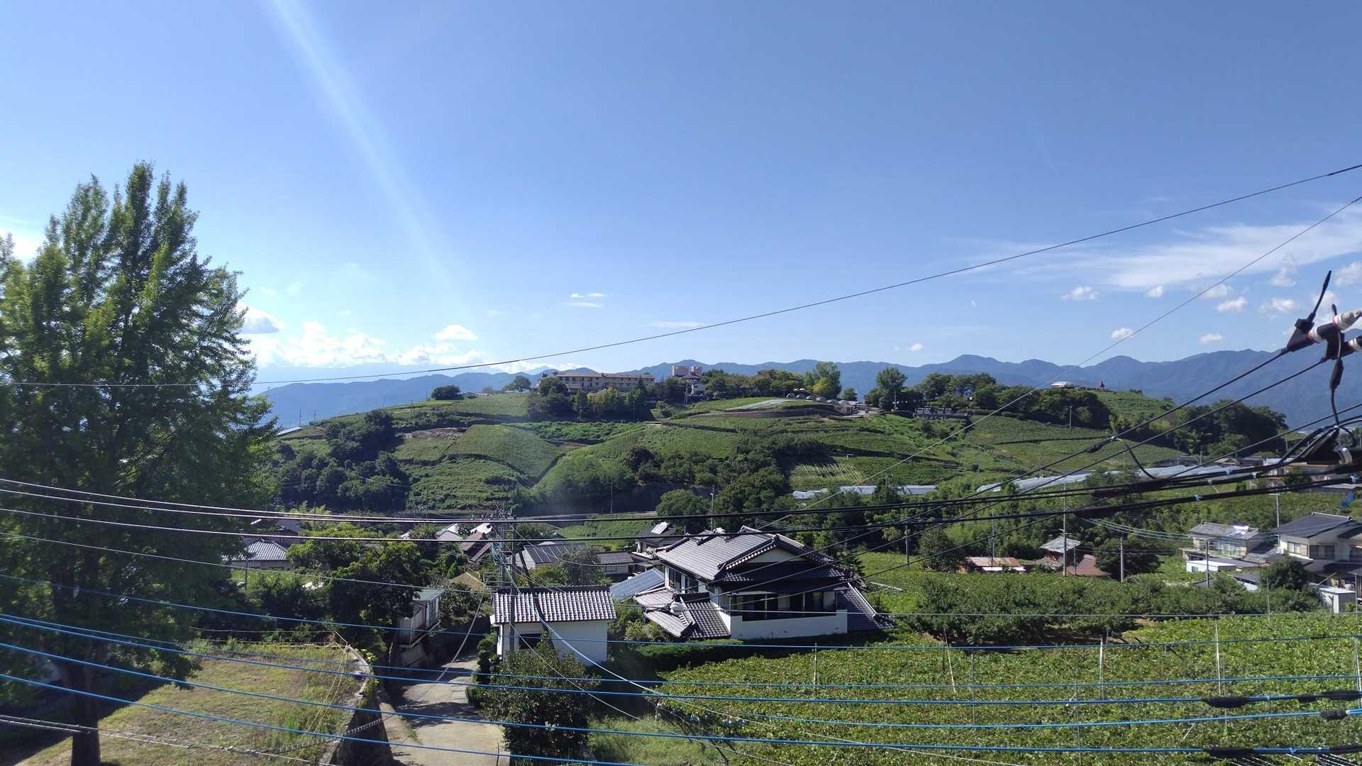 駅を出て正面に見える丘、あそこへ行ってみます。