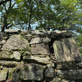 山頂の立派な石垣①