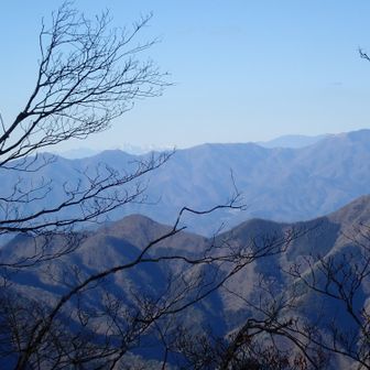手前は去年歩いた道志の山々🤗
未踏部分も沢山ある。