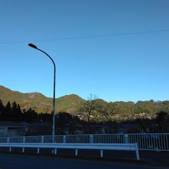 軍畑大橋から見て、北東に続く山々、道はある？