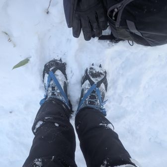 神社⛩️んとこでアイゼンつける