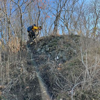 ここを登り上げるとおかめ山⛰️