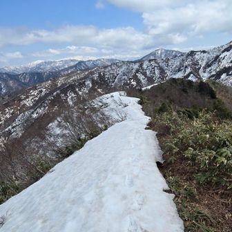 ここからは歩きにくそうなのでワカンにします