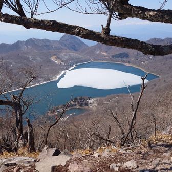 まだ凍ってますね〜