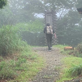 護摩壇山　山頂に到着
少しガスってきて、景色は見えません
この時期虫🦗🪰が多く、まとわりつきます