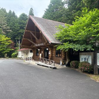 ゴール♬
一応大山蓮華の情報を聞いて
やはり広島県側から登山道歩くとあるらしい
🚙で着替え朝ごはん
カップ麺食べようとしたらヤカン、ガス缶あるも
ガスストーブがない⤵️
諦めて小さい🍙二つとおかずを少し🤏
で出発💨
