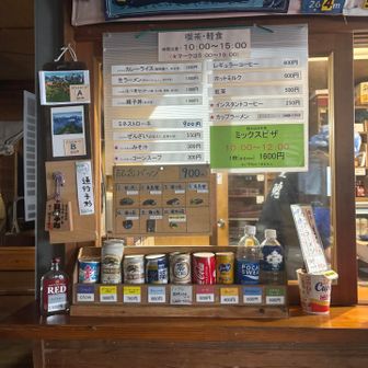 雨だしー、時間あるしー、、
小屋でお金💰使おうかなーって思ったけど、日帰り登山者がコーヒー☕️飲む場所もないので、帰る事とする（テーブルは外だけ）