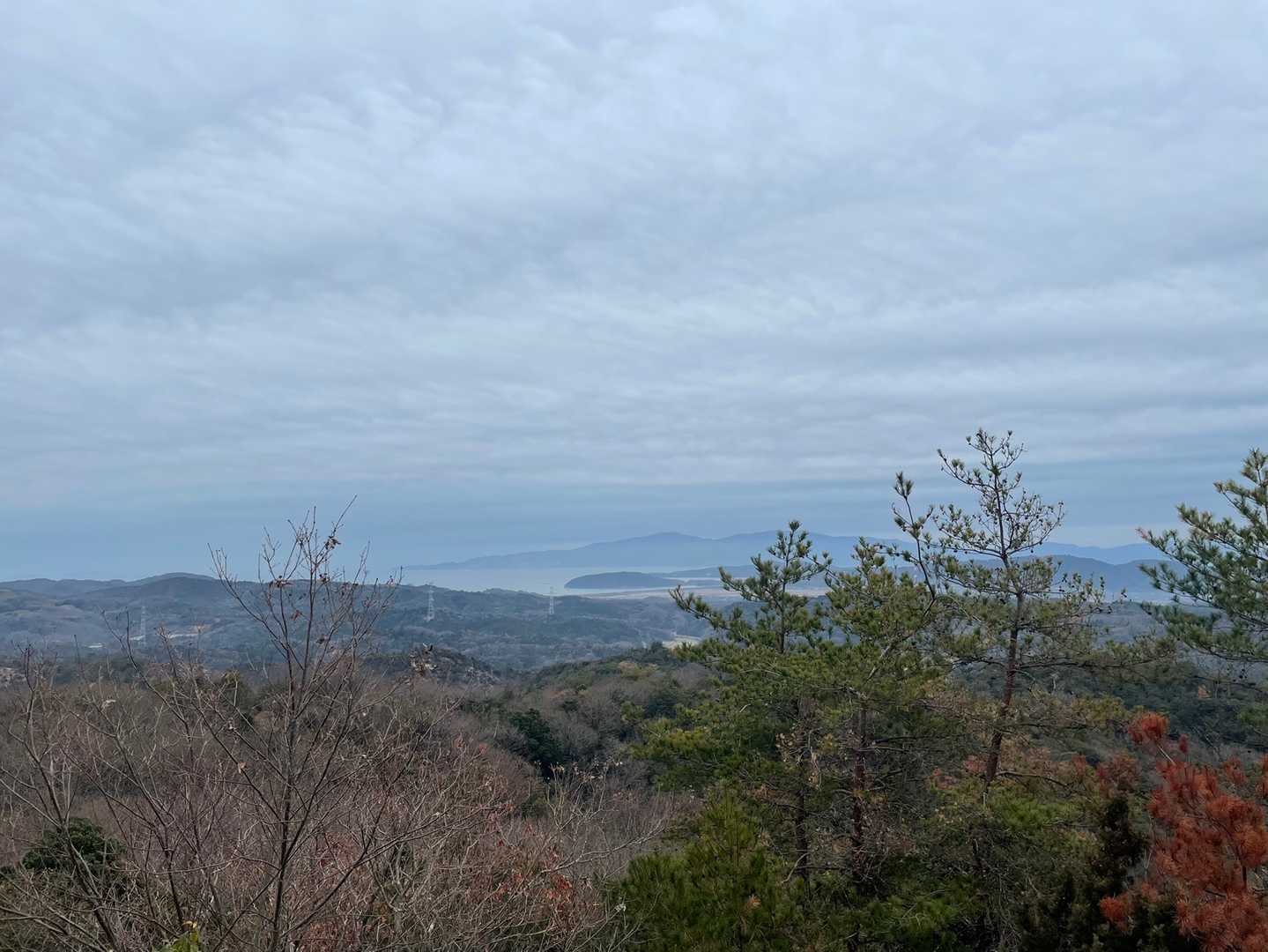 小豆島が見えます。雨の降りそうなウロコ雲。