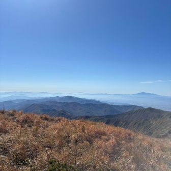 真ん中に月山