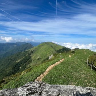 で、山頂近くのお気に入りの岩場からこの絶景を眺めながらのコーヒー&スイーツはたまらーん🤣