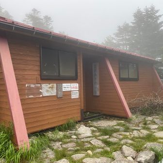 急無事尾根に出て、しばらく歩くと避難小屋が