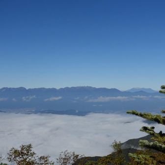 中央と御嶽山。

今日は天気が良くて、あっちもこっちも見たが、富士山だけ見えなかった。