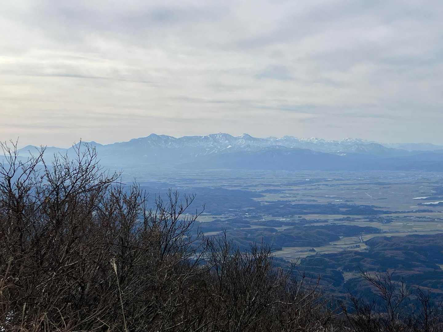 頚城山塊と北アルプス。