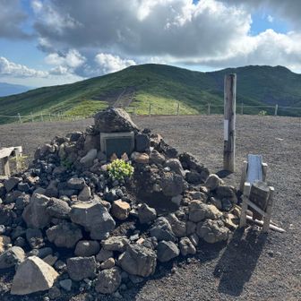 グルッと周回してきて焼森山頂到着

周囲は砂礫質の火山らしい風景が広がってます。
つまりザレザレということです。